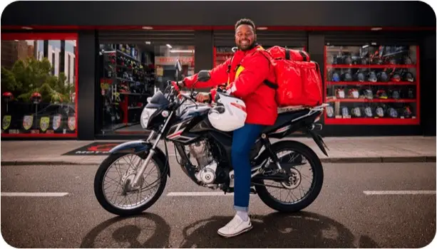 Entregador em uma moto